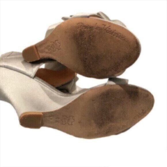 Pour La Victoire Light Grey Satin Wedge Shoes 8.5B - Picture 7 of 8